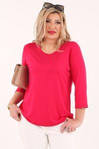 Malinowa bluzka ze zdobieniem na dekolcie