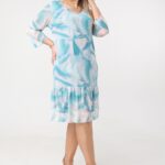 Miętowo-beżowa prosta sukienka z falbaną na dole