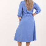 niebieska-sukienka-z-paskiem-i-rozcieciem (2)