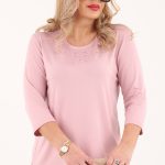 Pudrowa bluzka ze zdobieniem na dekolcie