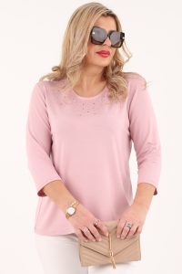 Pudrowa bluzka ze zdobieniem na dekolcie