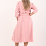 pudrowa-sukienka-z-paskiem-i-rozcieciem (1)