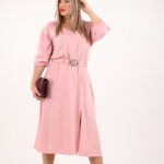 pudrowa-sukienka-z-paskiem-i-rozcieciem (2)