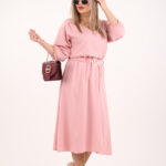 pudrowa-sukienka-z-paskiem-i-rozcieciem (3)