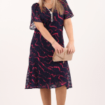 sukienka-szyfonowa-na-wesele-granatowa-w-rozowe-wzory (3)