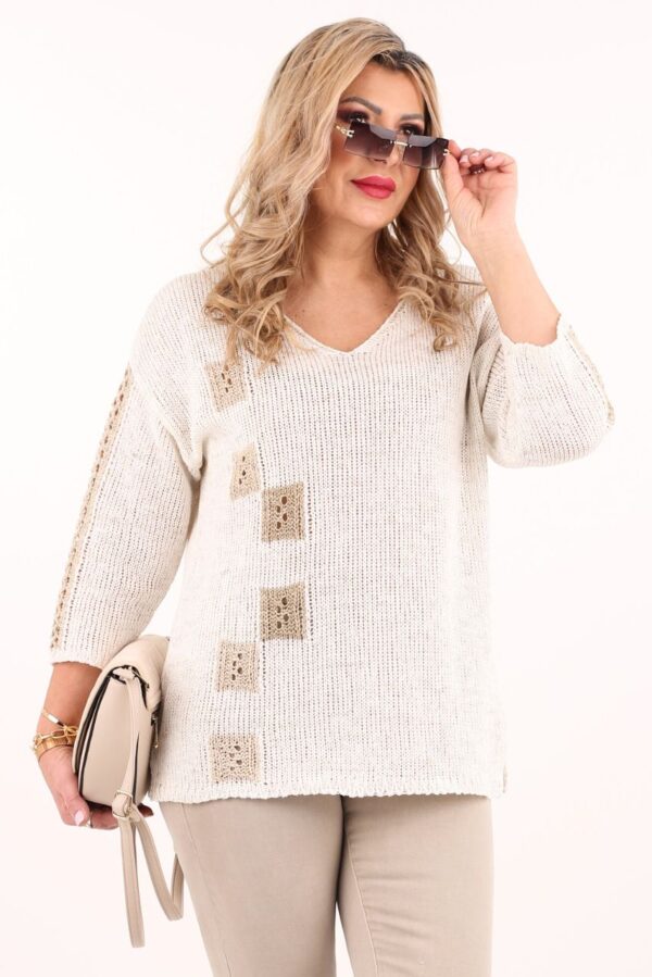 Sweter dziergany zdobiony wzorem
