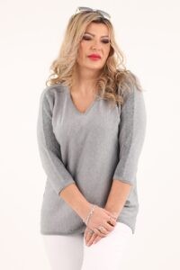 Szary sweter ze srebrną nitką