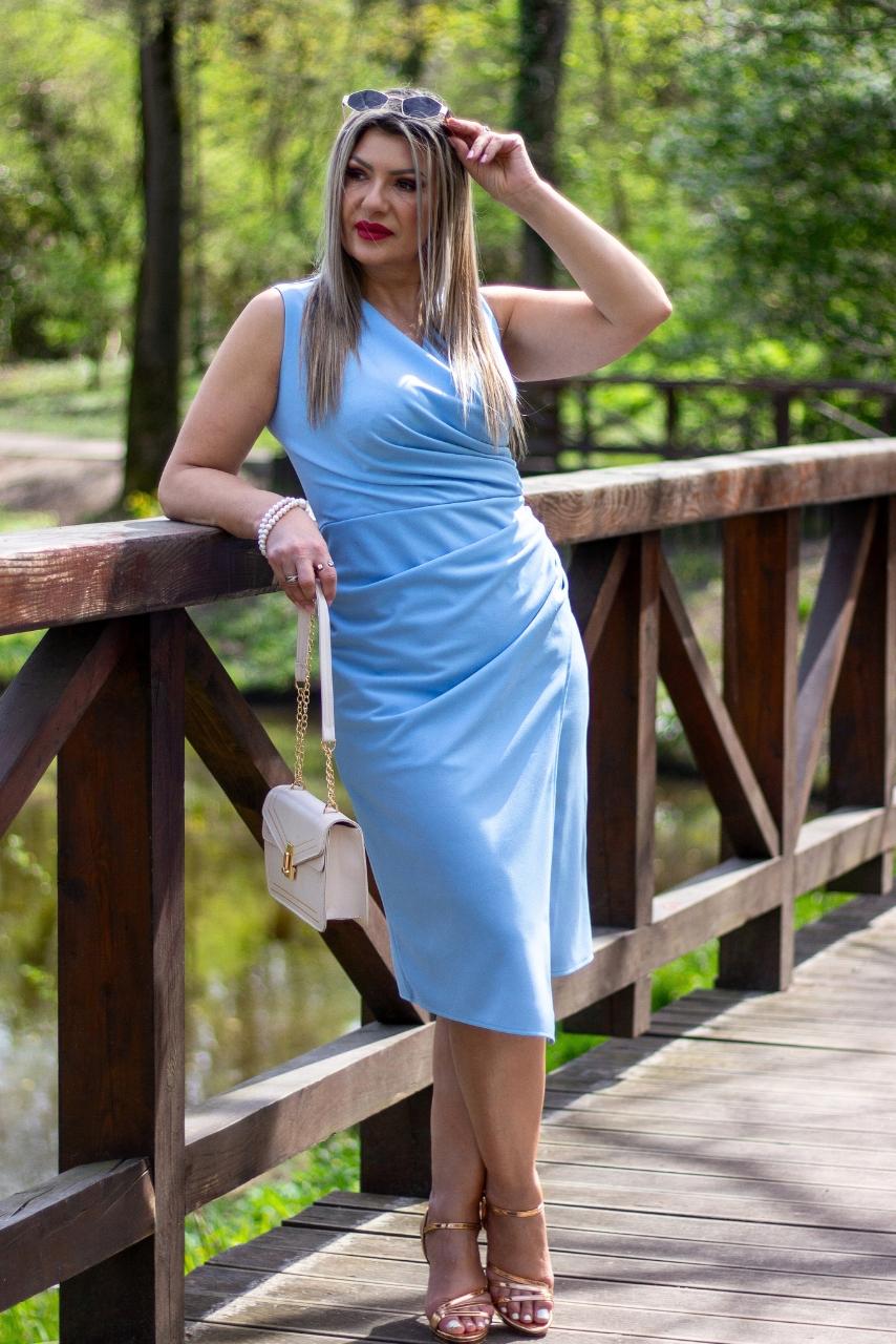 Błękitna sukienka kopertowa plus size marszczona z boku