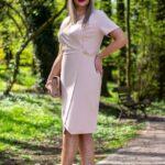 Wizytowa sukienka z łańcuszkiem plus size beżowa