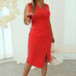 Koralowa sukienka kopertowa plus size marszczona z boku