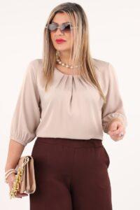 Beżowa bluzka z zakładkami na dekolcie