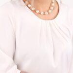 biala-bluzka-z-zakladkami-na-dekolcie (1)