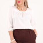 Biała bluzka z zakładkami na dekolcie