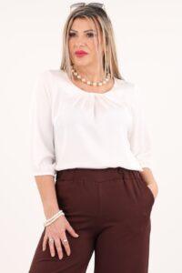 Biała bluzka z zakładkami na dekolcie