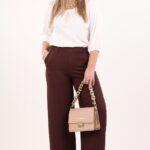 biala-bluzka-z-zakladkami-na-dekolcie (6)