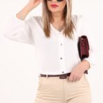 Biała bluzka zapinana na guziki