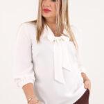 Bluzka z kokardą na dekolcie biała