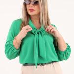 Bluzka z kokardą na dekolcie zielona