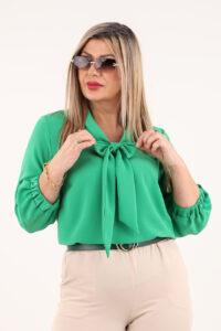 Bluzka z kokardą na dekolcie zielona