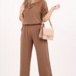 Brązowy kombinezon na wesele z szerokimi nogawkami