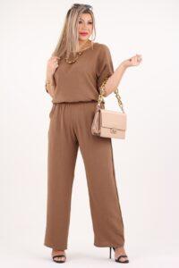 Brązowy kombinezon na wesele z szerokimi nogawkami