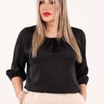 Czarna bluzka z zakładkami na dekolcie