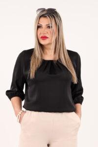 Czarna bluzka z zakładkami na dekolcie