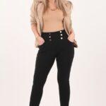 Czarne spodnie z wysokim stanem z guzikami