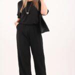 Czarny kombinezon na wesele z szerokimi nogawkami