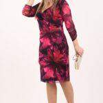 Dopasowana sukienka kopertowa różowo-czarna
