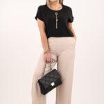 elegancka-czarna-bluzka-z-naszyjnikiem (7)