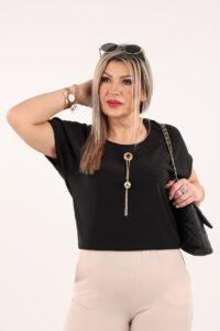 Elegancka czarna bluzka z naszyjnikiem