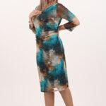 Elegancka niebieska sukienka wyszczuplająca brzuch