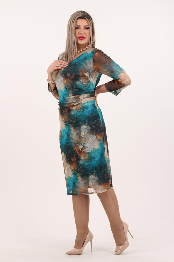 Elegancka niebieska sukienka wyszczuplająca brzuch