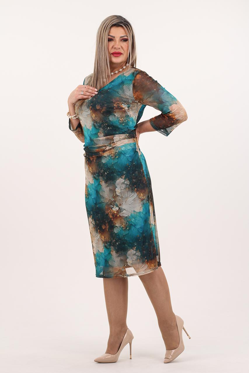 Elegancka niebieska sukienka wyszczuplająca brzuch