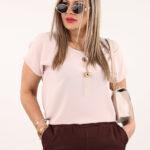 Elegancka pudrowa bluzka z naszyjnikiem