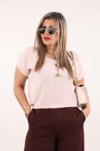 Elegancka pudrowa bluzka z naszyjnikiem