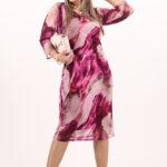 Elegancka różowa sukienka wyszczuplająca brzuch