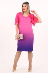 Fioletowa sukienka z kwiatem na ramieniu