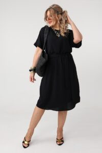 Luźna sukienka wiązana w talii czarna