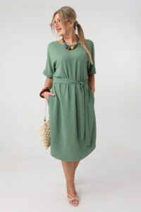 Luźna sukienka wiązana w talii zielona