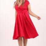 Czerwona elegancka sukienka kopertowa midi z wiązaniem