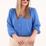Niebieska bluzka zapinana na guziki