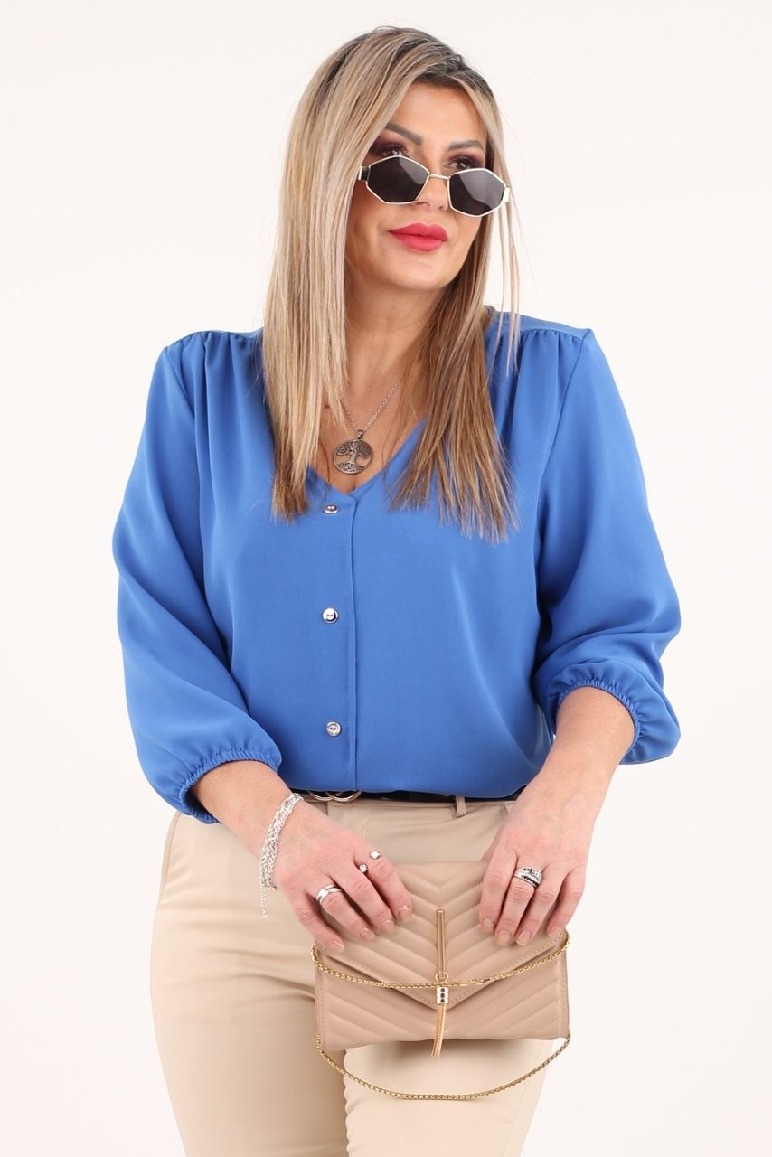 Niebieska bluzka zapinana na guziki