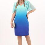 Niebieska sukienka z kwiatem na ramieniu