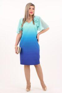 Niebieska sukienka z kwiatem na ramieniu