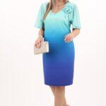 niebieska-sukienka-z-kwiatem-na-ramieniu (9)