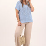 Niebieska sweterkowa bluzka z krótkim rękawem