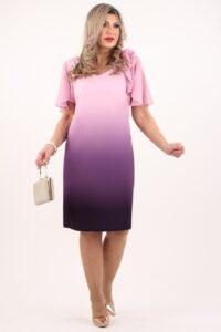 Różowa sukienka z kwiatem na ramieniu