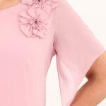 sukienka-z-kwiatem-na-ramieniu-pudrowa (11)